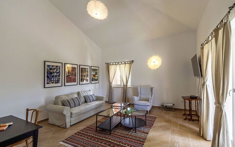 Gardenia: Mueble, Diseño De Interiores, Piso, Suelo, Pared, Sofá, Techo, Habitación, Encendiendo, Sala