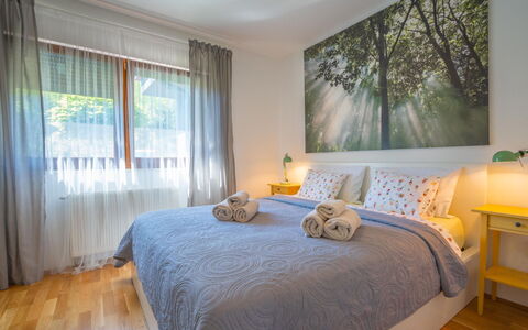 Mia: Habitación, Mueble, Habitación, Cama, Propiedad, Diseño De Interiores, Sábana, Lecho, Marco De La Cama, Suelo