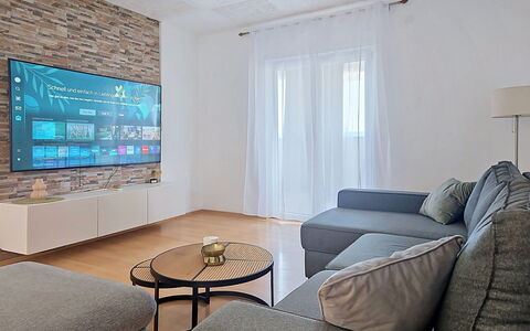 Frane: Mueble, Diseño De Interiores, Piso, Dispositivo Electronico, Televisión, Sofá, Suelo, Sala, Set De Televisión