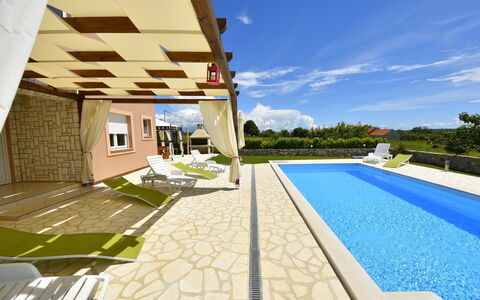 Frane: Propiedad, Piscina, Casa, Edificio, Bienes Raíces, Casa, Arquitectura, Inmuebles, Barrio Residencial, Villa