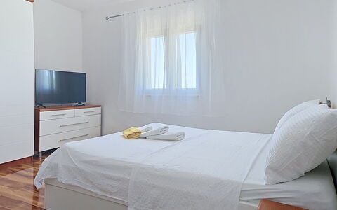 Frane: Piso, Suelo, Madera, Mueble, Diseño De Interiores, Cama, Habitación, Habitación, Departamento, Techo