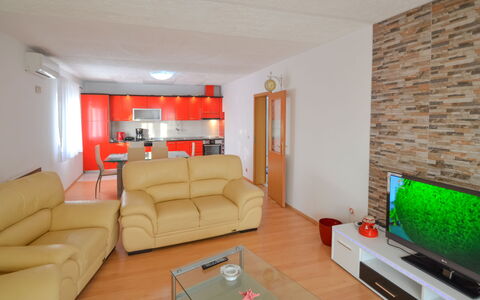 Frane: Habitación, Propiedad, Sala, Mueble, Diseño De Interiores, Edificio, Casa, Bienes Raíces, Sofá, Mesa