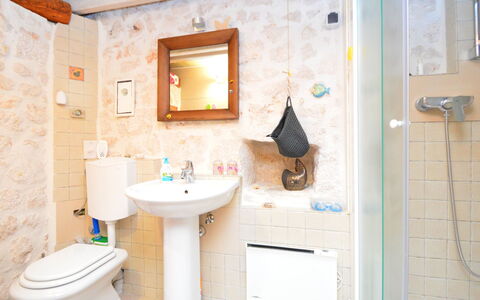 Home Sweet Home: Baño, Propiedad, Habitación, Diseño De Interiores, Pared, Edificio, Casa, Loseta, Bienes Raíces, Arreglo De Tubería