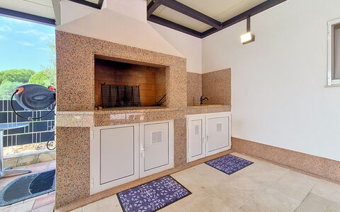 Trogir Okrug Gornji 314: Piso, Madera, Suelo, Diseño De Interiores, Techo, Cocina, Loseta, Mostrador, Manchas De Madera, Material Natural