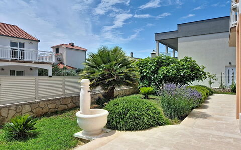 Trogir Okrug Gornji 314: Barrio Residencial, Arbusto, Casa, Jardín, Casa, Paisajismo, Sombra, Pasarela, Inmuebles