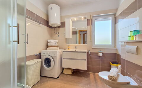 Trogir Okrug Gornji 314: Diseño De Interiores, Piso, Lavadora, Arreglo De Tubería, Suelo, Lavabo, Mueble De Baño, Baño, Techo, Baño