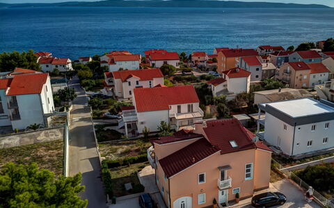 Trogir Okrug Gornji 314: Agua, Cielo, Edificio, Ventana, Tiempo De Día, Propiedad, Planta, Árbol, Arquitectura, Casa