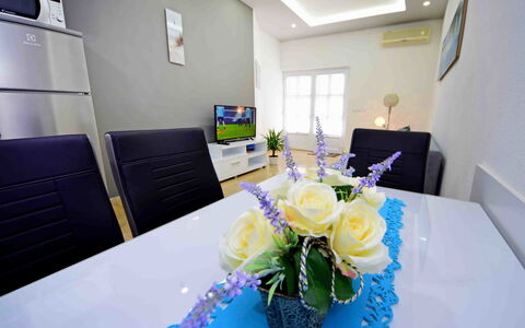 Omiš 135: Mesa, Flor, Propiedad, Mueble, Azur, Decoración, Diseño De Interiores, Manteles, Planta, Pétalo