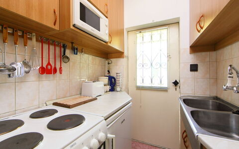 Piccola: Gabinetes, Fregadero, Propiedad, Lavabo, Mostrador, Grifo, Arreglo De Tubería, Cocina, Diseño De Interiores, Madera