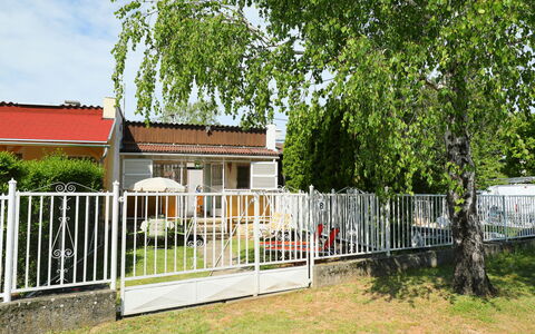 Piccola: Planta, Cielo, Edificio, Nube, Árbol, Casa, El Terreno Del Lote, Cerca, Cerca De Piquete, Cabaña