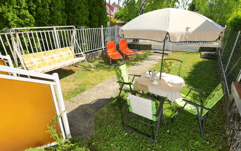 Piccola: Planta, Propiedad, Paraguas, Mesa, Mueble Para Exteriores, Árbol, Tienda, Botánica, Sombra, Hierba