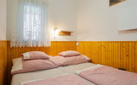 Piccola: Madera, Habitación, Sábana, Cama, Lecho, Marco De La Cama, Manchas De Madera, Linos, Madera Dura, Tratamiento De La Ventana