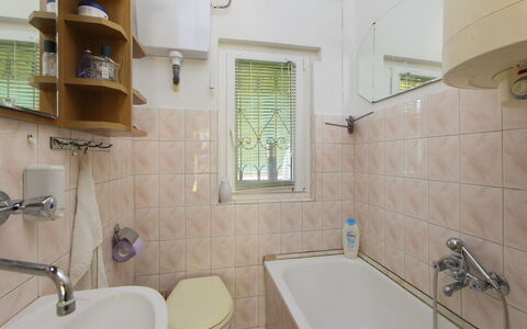 Piccola: Baño, Arreglo De Tubería, Lavabo Del Baño, Piso, Baño, Diseño De Interiores, Suelo, Lavabo, Grifo, Plomería