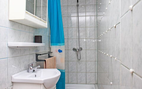 Azzurro: Grifo, Arreglo De Tubería, Lavabo, Lavabo Del Baño, Propiedad, Espejo, Edificio, Baño, Púrpura