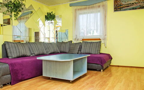Azzurro: Propiedad, Mueble, Ventana, Planta, Sofá, Decoración, Púrpura, Comodidad, Madera, Diseño De Interiores
