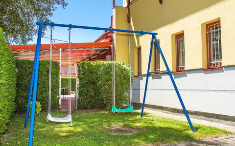 Katie 1: Columpio, Patio De Recreo, Espacio Publico, Equipo De Juego Exterior, Asentamientos Humanos, Hierba, Árbol, Recreación, Bienes Raíces, Ocio