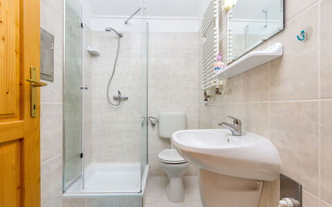 Katie 1: Grifo, Arreglo De Tubería, Lavabo, Lavabo Del Baño, Baño, Espejo, Puerta De La Ducha, Púrpura, Diseño De Interiores