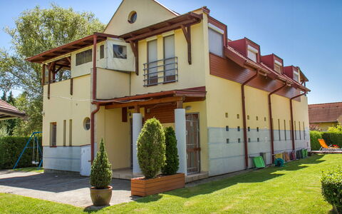 Katie 1: Planta, Cielo, Ventana, Edificio, Árbol, Casa, Arquitectura, El Terreno Del Lote, Barrio Residencial, Hierba