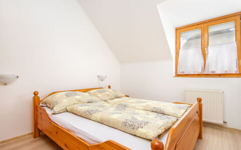 Katie 1: Propiedad, Mueble, Ventana, Comodidad, Madera, Marco De La Cama, Textil, Edificio, Casa, Diseño De Interiores