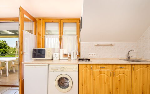 Katie 1: Gabinetes, Mueble, Propiedad, Edificio, Mostrador, Lavabo, Mueble De Baño, Arreglo De Tubería, Planta De Casa, Grifo