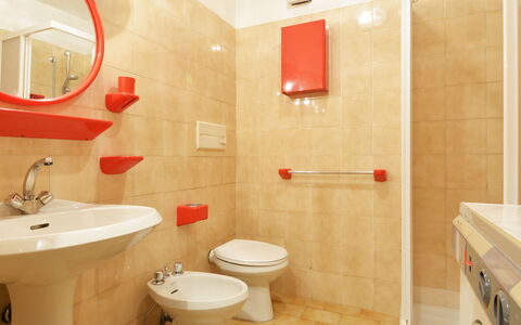 Canazei 420: Baño, Propiedad, Habitación, Diseño De Interiores, Pared, Loseta, Arquitectura, Arreglo De Tubería, Bienes Raíces, Edificio