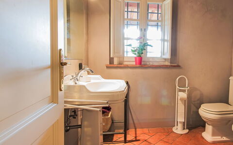 Villa Il Pellicano: Baño, Arreglo De Tubería, Lavabo Del Baño, Piso, Lavabo, Diseño De Interiores, Grifo, Suelo, Plomería, Baño