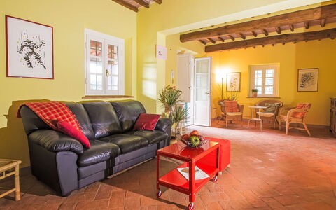 Villa Il Pellicano: Mueble, Diseño De Interiores, Piso, Pared, Suelo, Sofá, Habitación, Techo, Madera, Sala