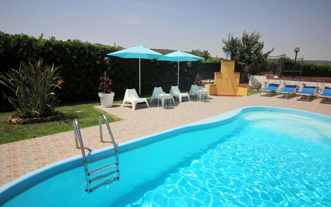 Andrea: Agua, Planta, Cielo, Propiedad, Piscina, Azur, Sombra, Mueble Para Exteriores, Sunlounger, Árbol