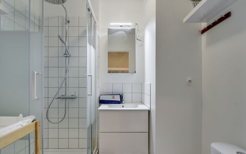 Cavalaire 691: Baño, Habitación, Propiedad, Edificio, Diseño De Interiores, Casa, Arquitectura, Bienes Raíces, Arreglo De Tubería, Suelo