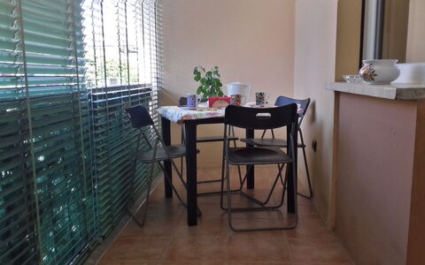 Corallo: Habitación, Suelo, Propiedad, Mueble, Mesa, Diseño De Interiores, Madera Dura, Edificio, Piso, Silla