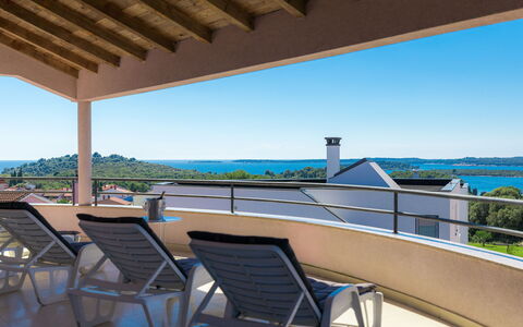 Carmen: Cielo, Propiedad, Mueble, Agua, Sombra, Balneario, Mesa, Mueble Para Exteriores, Silla, Madera