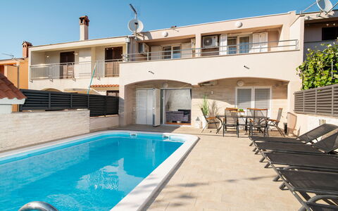 Jure: Piscina, Sombra, Mueble Para Exteriores, Recurso, Hotel, Balcón