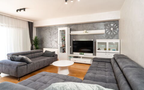 Jure: Mueble, Diseño De Interiores, Piso, Suelo, Sofá, Madera, Sala, Techo, Habitación, Mesa