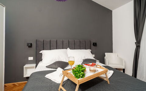 Jure: Mueble, Cama, Diseño De Interiores, Habitación, Lecho, Pared, Sábana, Linos, Suelo, Habitación