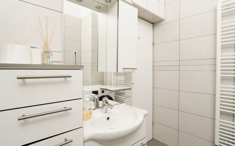 Jure: Lavabo Del Baño, Arreglo De Tubería, Piso, Pared, Diseño De Interiores, Lavabo, Suelo, Baño, Mueble De Baño, Grifo