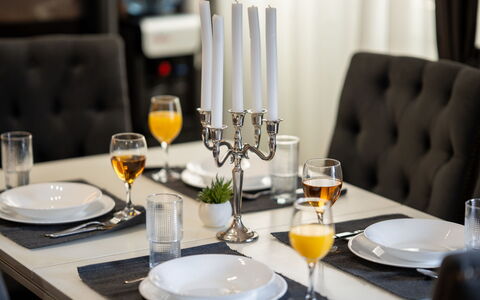 Jure: Mueble, Vajilla, Mesa, Utensilios Para Servir, Stemware, Drinkware, Vajilla, Plato, Comida