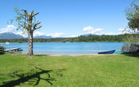 Seehaus Blue Faak: Cuerpo De Agua, Paisaje Natural, Naturaleza, Agua, Apuntalar, Propiedad, Lago, Cielo, Verde, Entorno Natural