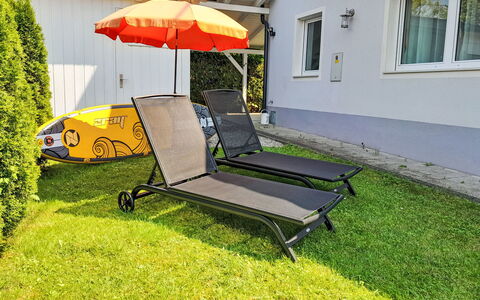 Seehaus Blue Faak: Mueble, Planta, Ventana, Paraguas, Mueble Para Exteriores, Sombra, Árbol, Rectángulo, Hierba, Comodidad