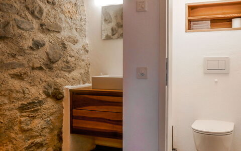 Sole: Habitación, Propiedad, Pared, Suelo, Baño, Casa, Diseño De Interiores, Edificio, Loseta, Bienes Raíces