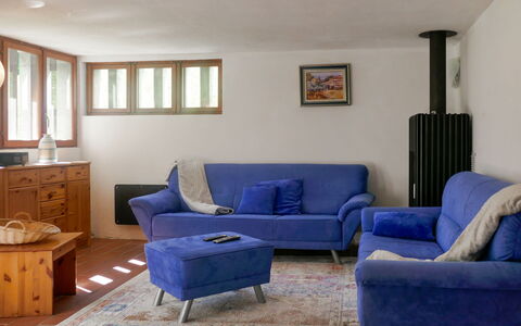 Sole: Mueble, Habitación, Sala, Diseño De Interiores, Azul, Propiedad, Sofá, Suelo, Pared, Mesa
