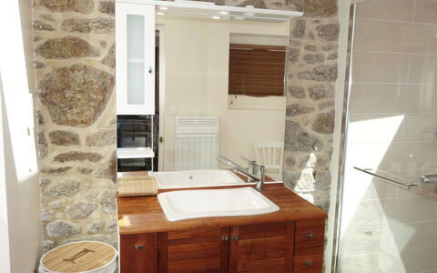 La Rodière: Gabinetes, Propiedad, Mueble De Baño, Mueble, Espejo, Arreglo De Tubería, Edificio, Madera, Ventana