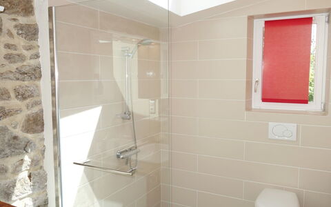 La Rodière: Arreglo De Tubería, Propiedad, Alcachofa De La Ducha, Baño, Edificio, Ventana, Ducha, Diseño De Interiores, Arquitectura