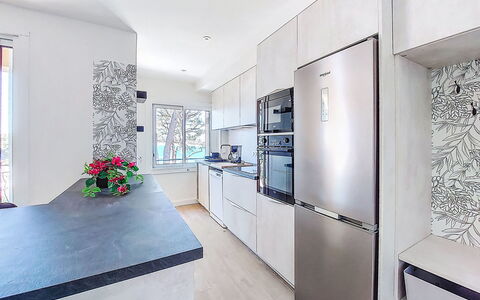 Les Goelands: Cocina, Piso, Mostrador, Diseño De Interiores, Aparato De Cocina, Suelo, Electrodoméstico, Madera, Mueble, Gabinetes