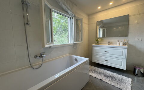 Casa Romana: Arreglo De Tubería, Baño, Bañera, Grifo, Plomería, Piso, Suelo, Diseño De Interiores, Lavabo, Mueble De Baño