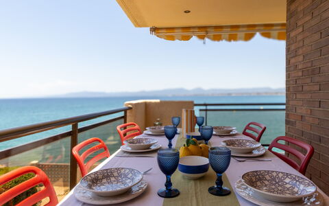 Cala D'Or: Mueble, Madera, Mesa, Silla, Suelo, Mar, Cocina Y Comedor Mesa, Manchas De Madera, Sombra, Oceano