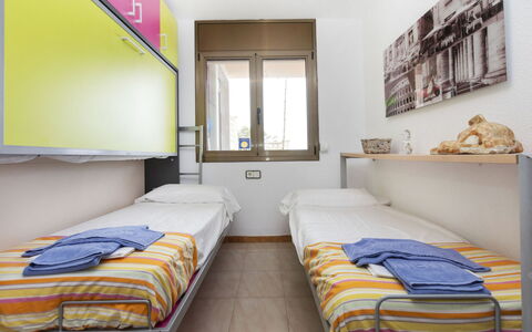 Cala D'Or: Propiedad, Mueble, Edificio, Comodidad, Marco De La Cama, Textil, Ventana, Diseño De Interiores, Madera