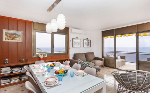 Cala D'Or: Mesa, Mueble, Propiedad, Silla, Sofá, Azur, Diseño De Interiores, Madera, Suelo, Sala
