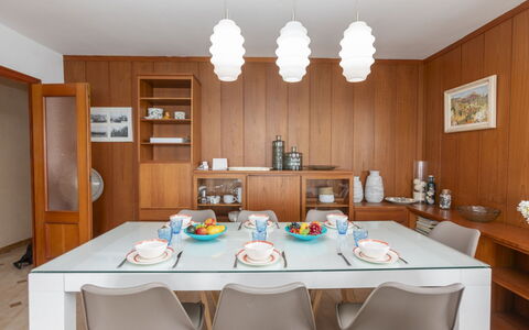 Cala D'Or: Mesa, Mueble, Propiedad, Blanco, Silla, Diseño De Interiores, Gabinetes, Encendiendo, Madera, Cocina Y Comedor Mesa