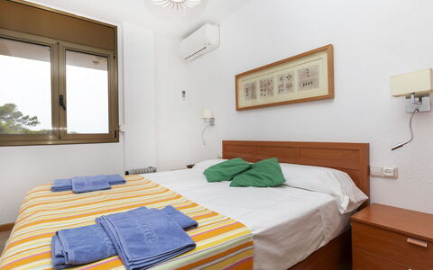 Cala D'Or: Edificio, Mueble, Propiedad, Comodidad, Azur, Madera, Textil, Ventana, Cama, Encendiendo