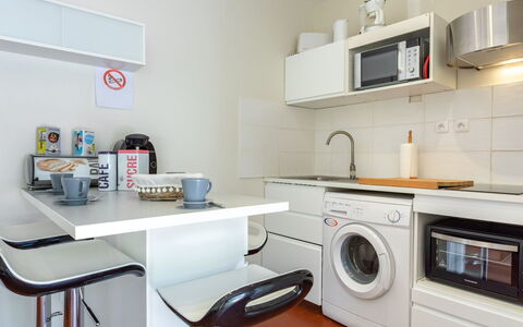 Les Cabestans 1,2,3: Mueble, Gabinetes, Propiedad, Mostrador, Producto, Aparato De Cocina, Estufa De Cocina, Electrodoméstico, Diseño De Interiores, Cocina